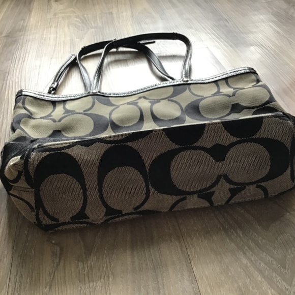 Coach purse Carryall in Signature Canvas and Leather Trim - Picture 3 of 9